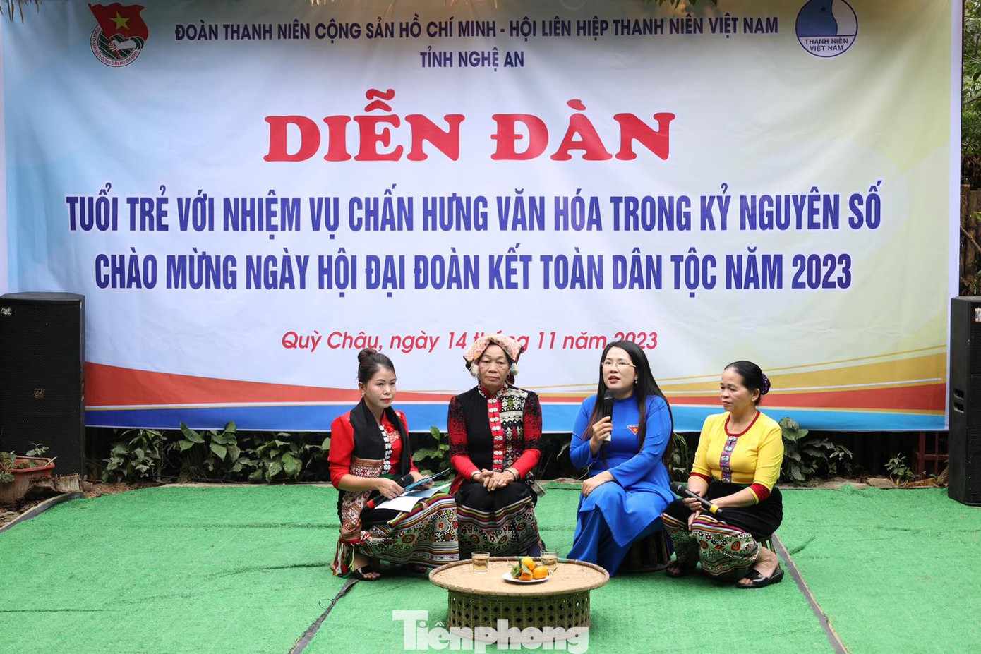 Tại diễn đàn, đoàn viên thanh niên được lắng nghe chia sẻ, trao đổi từ các nghệ nhân văn hóa Thái về những giá trị cốt lõi của văn hóa dân tộc; trao đổi về văn hóa truyền thống lâu đời của đồng bào dân tộc Thái như: Làn điệu dân ca dân tộc Thái, các nét văn hóa, ý nghĩa từng hoa văn trong nghề dệt thổ cẩm truyền thống; cách thức đan lát các đồ dùng phục vụ sản xuất, sinh hoạt trong đời sống của người dân. Tại diễn đàn, đoàn viên thanh niên được lắng nghe chia sẻ, trao đổi từ các nghệ nhân văn hóa Thái về những giá trị cốt lõi của văn hóa dân tộc; trao đổi về văn hóa truyền thống lâu đời của đồng bào dân tộc Thái như: Làn điệu dân ca dân tộc Thái, các nét văn hóa, ý nghĩa từng hoa văn trong nghề dệt thổ cẩm truyền thống; cách thức đan lát các đồ dùng phục vụ sản xuất, sinh hoạt trong đời sống của người dân.