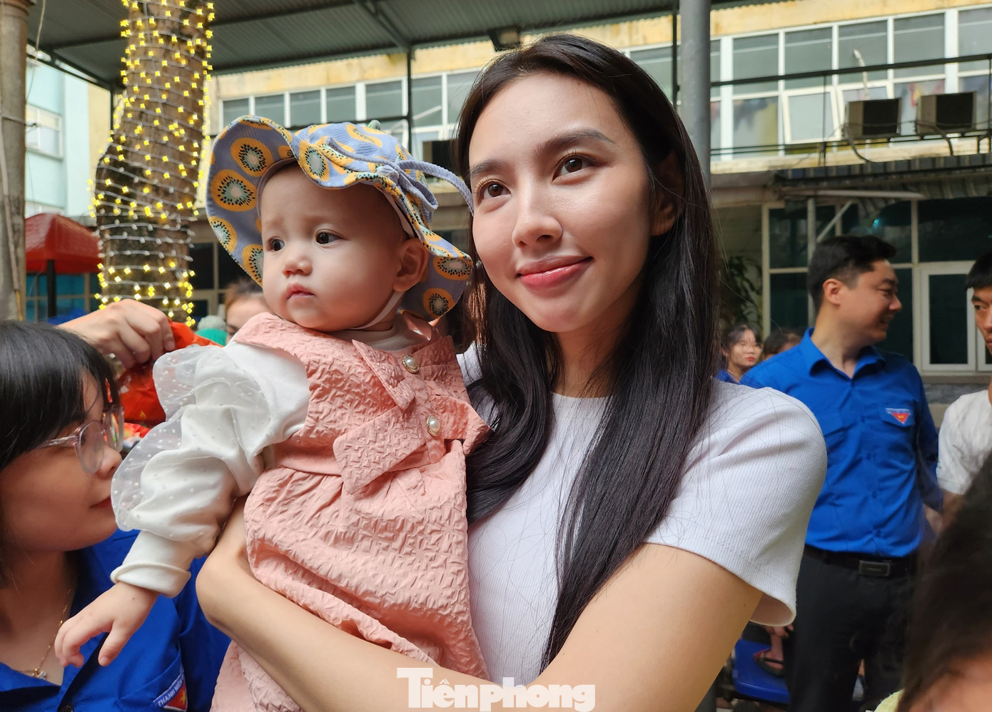 Hoa hậu Nguyễn Thúc Thùy Tiên - Hoa hậu Hòa bình Quốc tế năm 2021 bế và thăm hỏi những em nhỏ điều trị tại Bệnh viện Sản nhi Nghệ An.