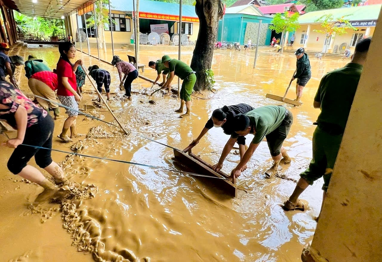 Trong ngày 1/10, hàng chục người gồm nhiều lực lượng: Công an huyện Tương Dương, Ban Chỉ huy quân sự huyện, lực lượng dân quân, chính quyền địa phương và các giáo viên trong trường khẩn trương dọn dẹp bùn đất trong khuôn viên trường.