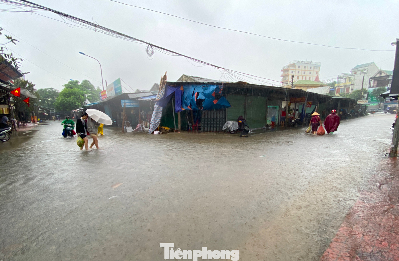 Tại chợ Hưng Dũng (phường Hưng Dũng, thành phố Vinh), mưa lớn đã khiến toàn bộ khu chợ bị ngập sâu trong nước. Đa số người dân phải đi bộ đến chợ. Nhiều quán hàng bị ngập buộc phải đóng cửa nghỉ bán.