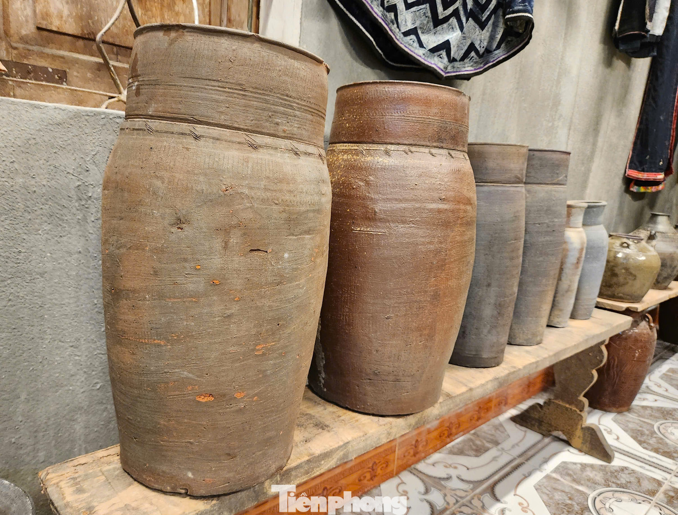 “Nhiều người trẻ bây giờ đến cả tiếng của dân tộc mình cũng không biết. Nên tôi sưu tầm các hiện vật này về trưng bày vừa để lưu giữ bản sắc văn hóa, vừa để mọi người, nhất là thế hệ trẻ đến tham quan có thể hiểu hơn về đời sống, các vật dụng gắn liền với đồng bào dân tộc, đặc biệt là dân tộc Thái. Mỗi hiện vật thường tượng trưng cho một câu chuyện riêng”, bà Sầm Thị Bích chia sẻ.