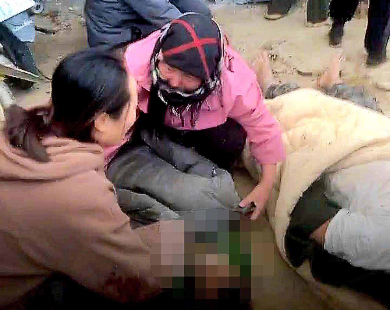 Bước đầu, cơ quan chức năng đã xác định 6 nạn nhân tử vong trong vụ tai nạn thuộc 4 gia đình trú tại bản Thăm Hín (xã Nậm Càn). Trong đó có 4 trẻ em dưới 12 tuổi và 2 người lớn là mẹ chồng và con dâu. Danh tính nạn nhân tử vong gồm: Và Y Mài (SN 2014), Lê Thị Khiêm (SN 1985); Và Thiêm Phúc (SN 2018), Và Xuân Đếnh (SN 2016), Vừ Y Dở (SN 2005), Và Y Du (SN 2023). Bước đầu, cơ quan chức năng đã xác định 6 nạn nhân tử vong trong vụ tai nạn thuộc 4 gia đình trú tại bản Thăm Hín (xã Nậm Càn). Trong đó có 4 trẻ em dưới 12 tuổi và 2 người lớn là mẹ chồng và con dâu. Danh tính nạn nhân tử vong gồm: Và Y Mài (SN 2014), Lê Thị Khiêm (SN 1985); Và Thiêm Phúc (SN 2018), Và Xuân Đếnh (SN 2016), Vừ Y Dở (SN 2005), Và Y Du (SN 2023).