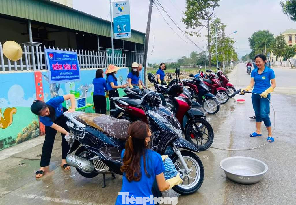 Cô Hoàng Thị Vân - Hiệu trưởng Trường mầm non Quỳnh Thạch cho hay, hàng năm nhà trường vẫn thường xuyên tổ chức nhiều hoạt động gây quỹ thiện nguyện để tặng quà cho các em nhỏ có hoàn cảnh khó khăn dịp Tết đến Xuân về. Dịp này, Chi đoàn trường đã phát động chương trình rửa xe gây quỹ từ thiện. Việc làm tuy nhỏ, những phần quà Tết có thể cũng không lớn nhưng hy vọng sẽ là niềm động viên, khích lệ và lan tỏa yêu thương đến những em nhỏ kém may mắn.