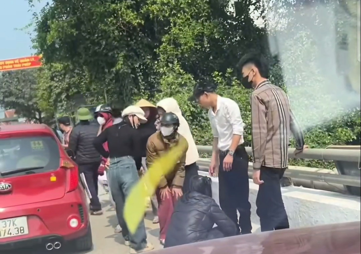 Người dân sau đó trấn an tinh thần và đưa người phụ nữ cùng 2 con nhỏ về nhà. Người dân sau đó trấn an tinh thần và đưa người phụ nữ cùng 2 con nhỏ về nhà.