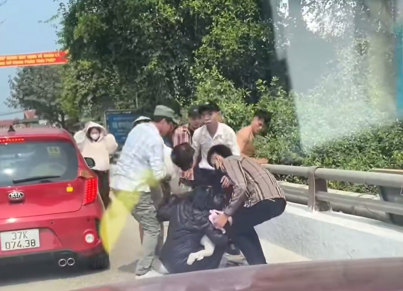 Dù được can ngăn nhưng người phụ nữ vẫn giữ chặt 2 con nhỏ trong tay mình. Dù được can ngăn nhưng người phụ nữ vẫn giữ chặt 2 con nhỏ trong tay mình.