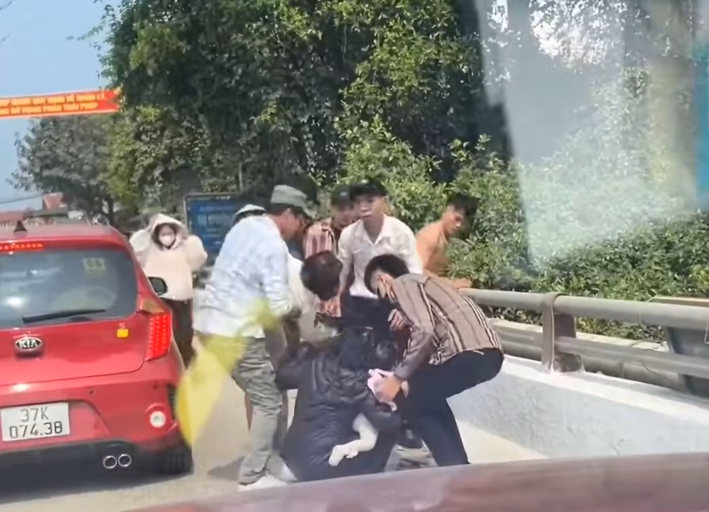 Dù được can ngăn nhưng người phụ nữ vẫn giữ chặt 2 con nhỏ trong tay mình.