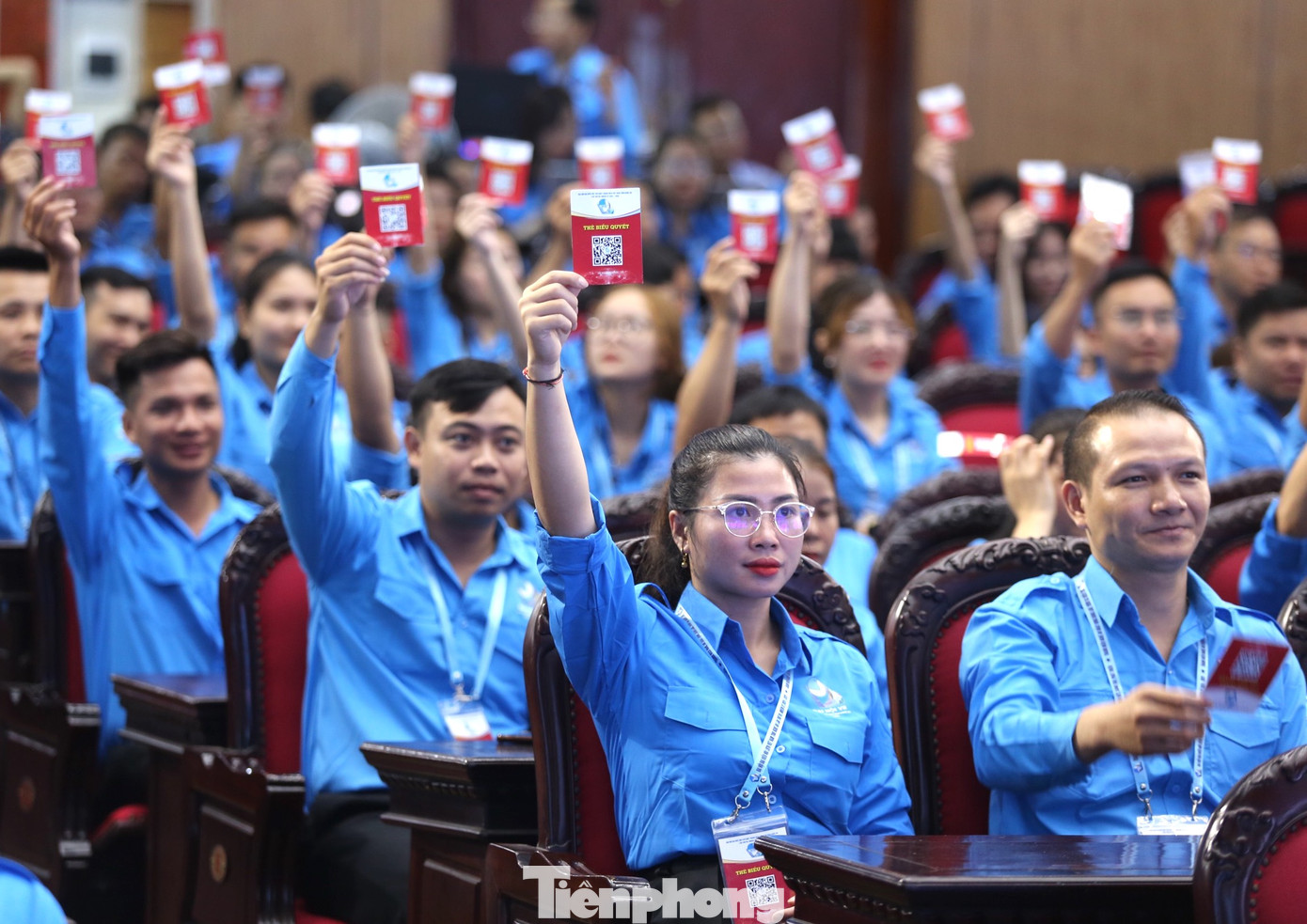 Đại biểu tiến hành biểu quyết.