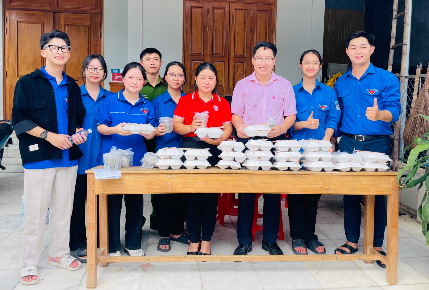 Những suất cơm được đặt trước cổng các điểm thi để phát cho người nhà và thí sinh.