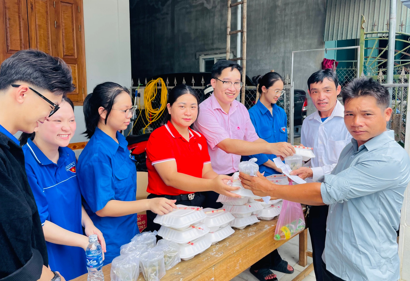 Những suất cơm được đặt trước cổng các điểm thi để phát cho người nhà và thí sinh.