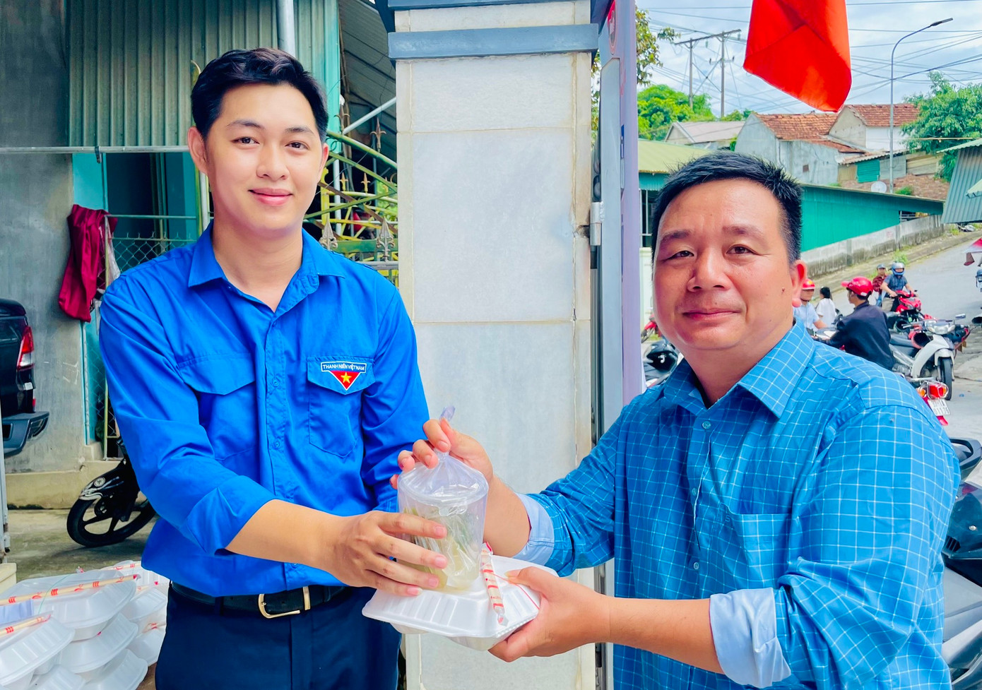 Nhận được suất cơm từ các đoàn viên thanh niên, ai cũng vui vẻ, hạnh phúc.