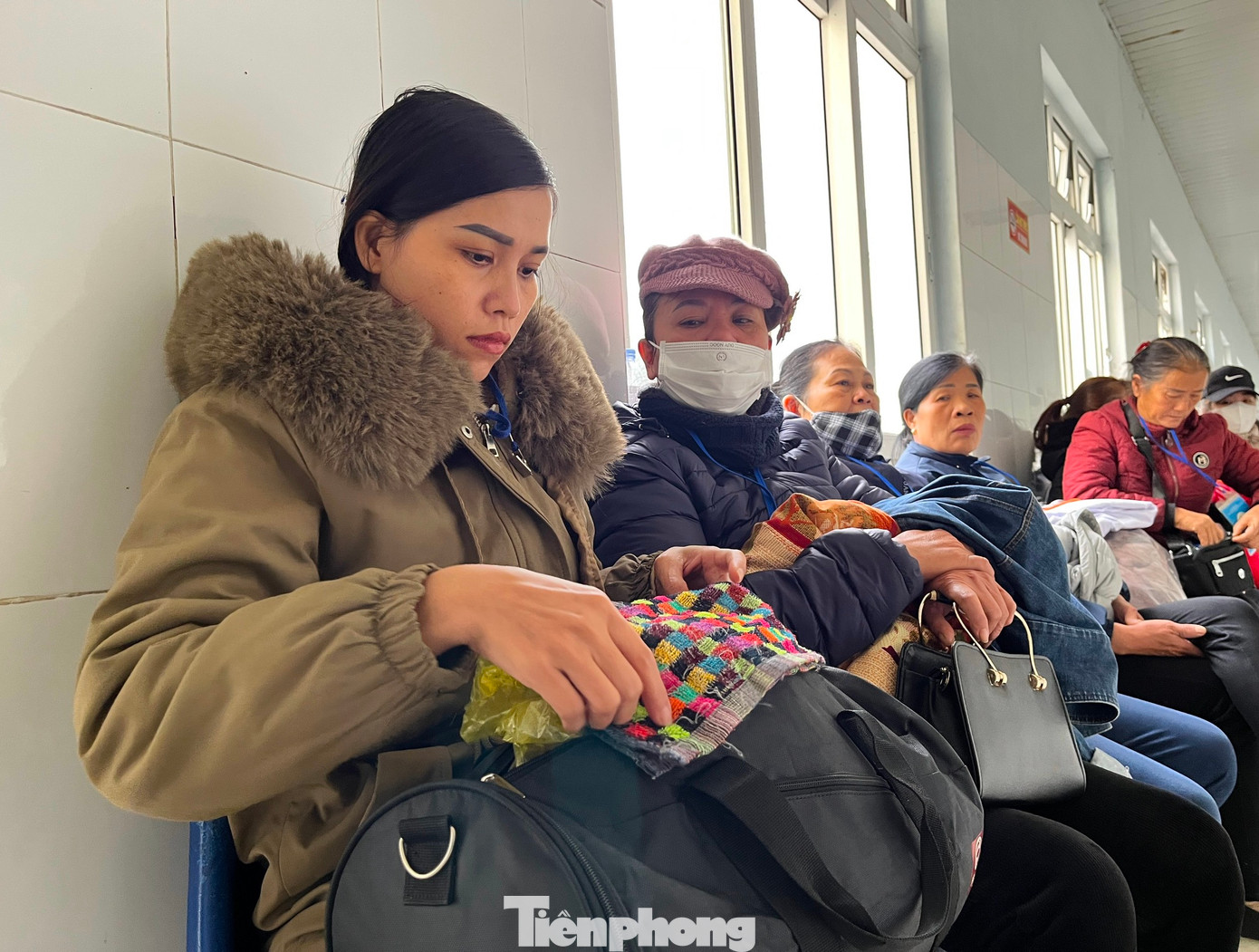 Không chỉ những bệnh nhân chạy thận phải bám trụ lại viện những ngày Tết đến Xuân về, tại các bệnh viện, nhiều người cũng phải túc trực xuyên Tết để chăm người thân điều trị bệnh. Không chỉ những bệnh nhân chạy thận phải bám trụ lại viện những ngày Tết đến Xuân về, tại các bệnh viện, nhiều người cũng phải túc trực xuyên Tết để chăm người thân điều trị bệnh.