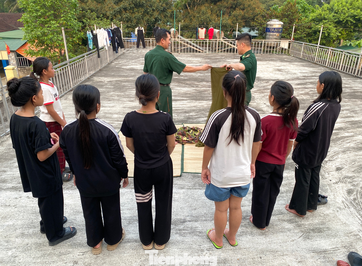 Trước thực tế này, Đồn Biên phòng Môn Sơn đã chủ động xây dựng mô hình “Đồng hành cùng ký túc xá vùng biên” để giúp đỡ các em học sinh người Đan Lai trong việc ăn, ở trong ký túc cũng như việc học hành của các em. Giúp các em an toàn và an tâm học tập.
