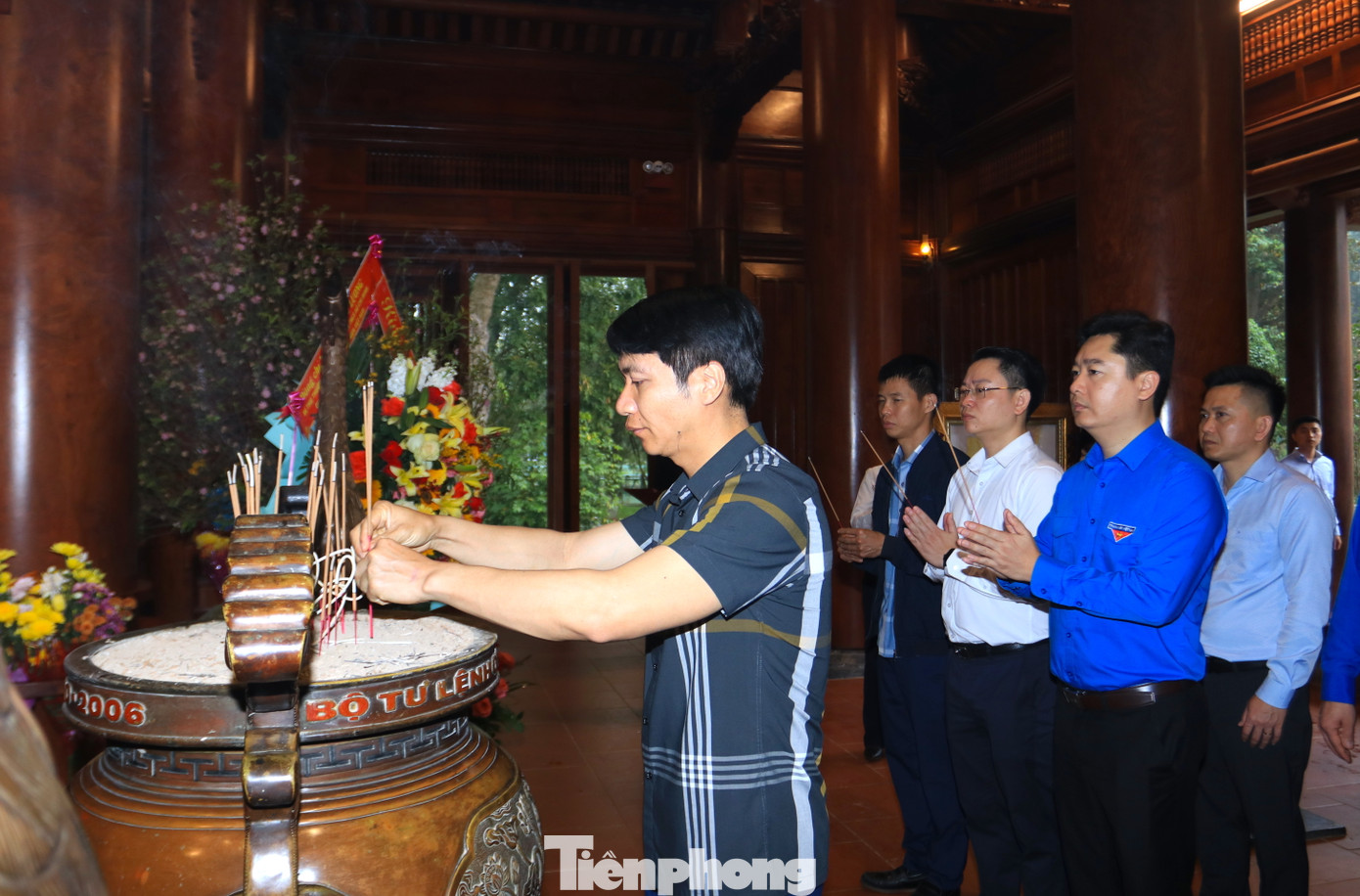 Anh Nguyễn Ngọc Lương - Bí thư thường trực Ban Chấp hành T.Ư Đoàn, Chủ tịch Hội Liên hiệp thanh niên Việt Nam cùng đoàn công tác dâng hương tưởng niệm Chủ tịch Hồ Chí Minh.