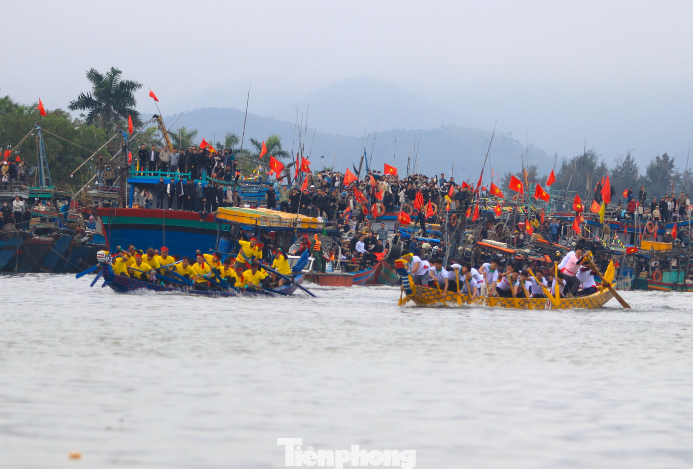 Trên sông, các đội đua hết mình chèo để dành chiến thắng. Trên sông, các đội đua hết mình chèo để dành chiến thắng.