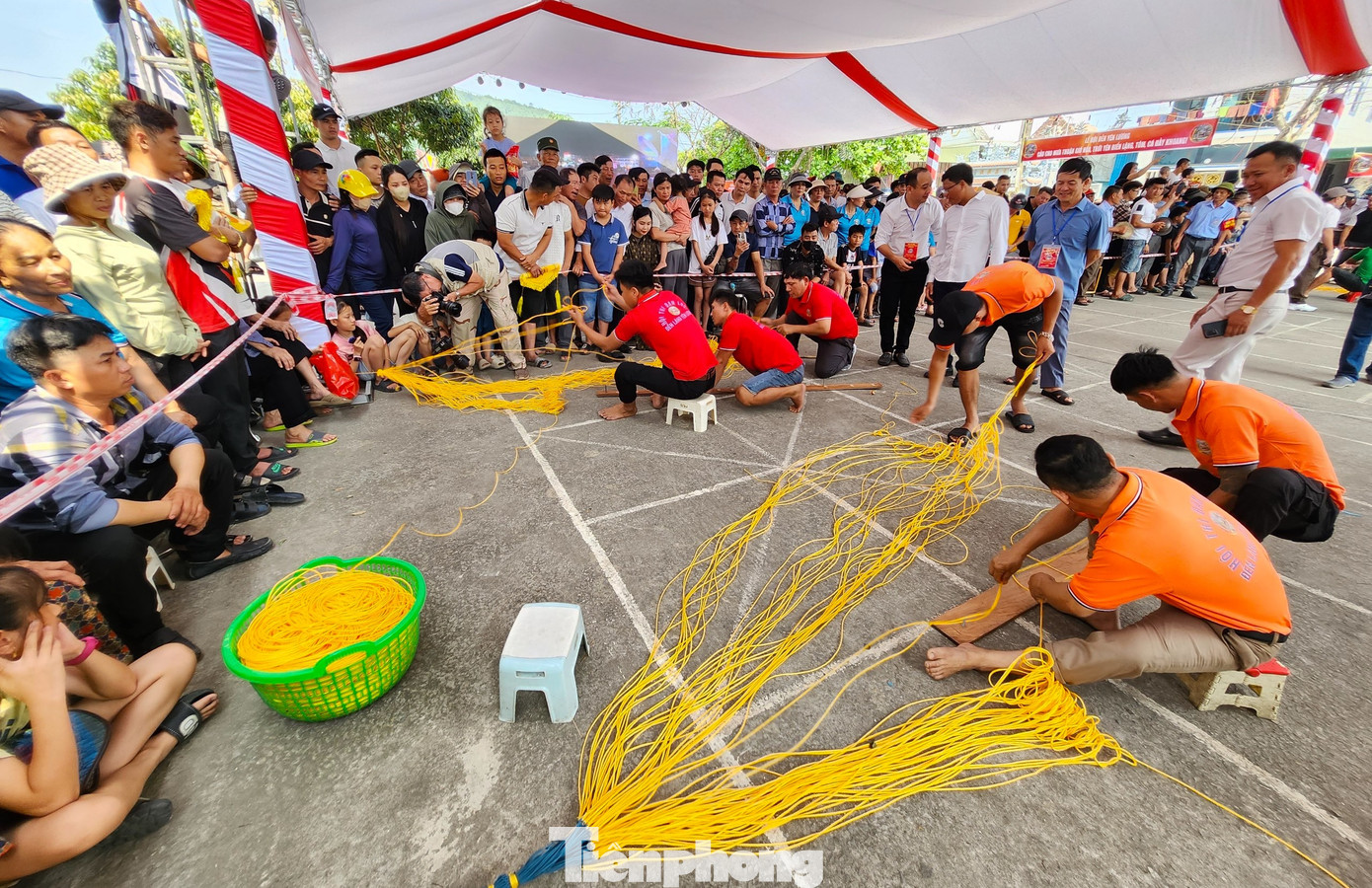 Tham gia hội thi đan lưới có 6 đội là ngư dân đến từ các khối trên địa bàn phường.