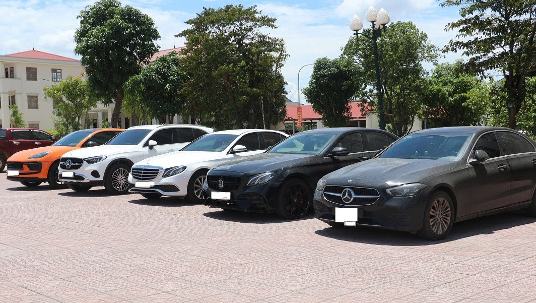 Công an thu giữ tang vật là 5 ô tô hạng sang. Công an thu giữ tang vật là 5 ô tô hạng sang.