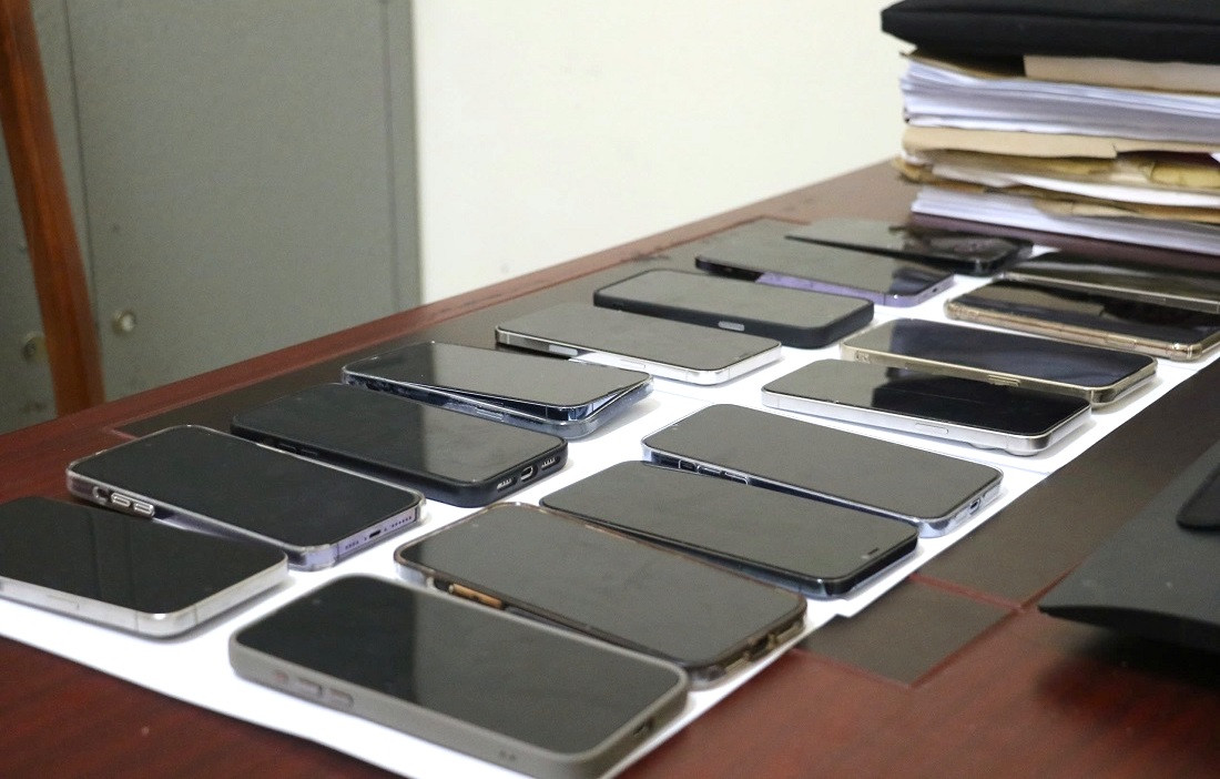 Thu giữ nhiều điện thoại di động của các đối tượng. Thu giữ nhiều điện thoại di động của các đối tượng.