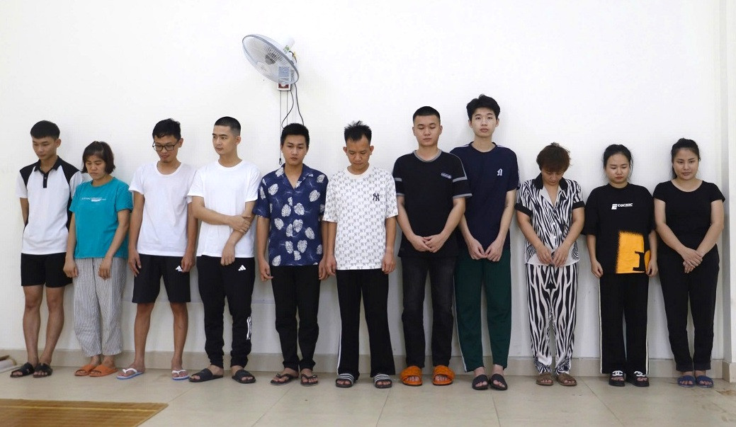 Các đối tượng trong đường dây đánh bạc trực tuyến bị công an bắt giữ. Các đối tượng trong đường dây đánh bạc trực tuyến bị công an bắt giữ.