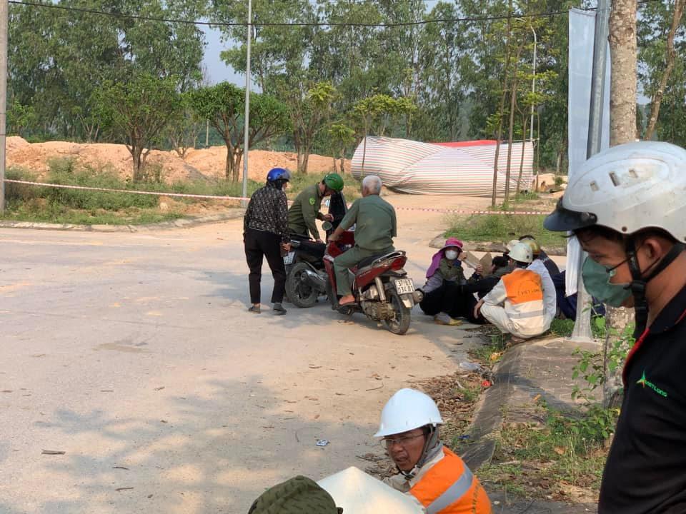 Cơ quan công an có mặt tại hiện trường khám nghiệm, điều tra nguyên nhân vụ việc.