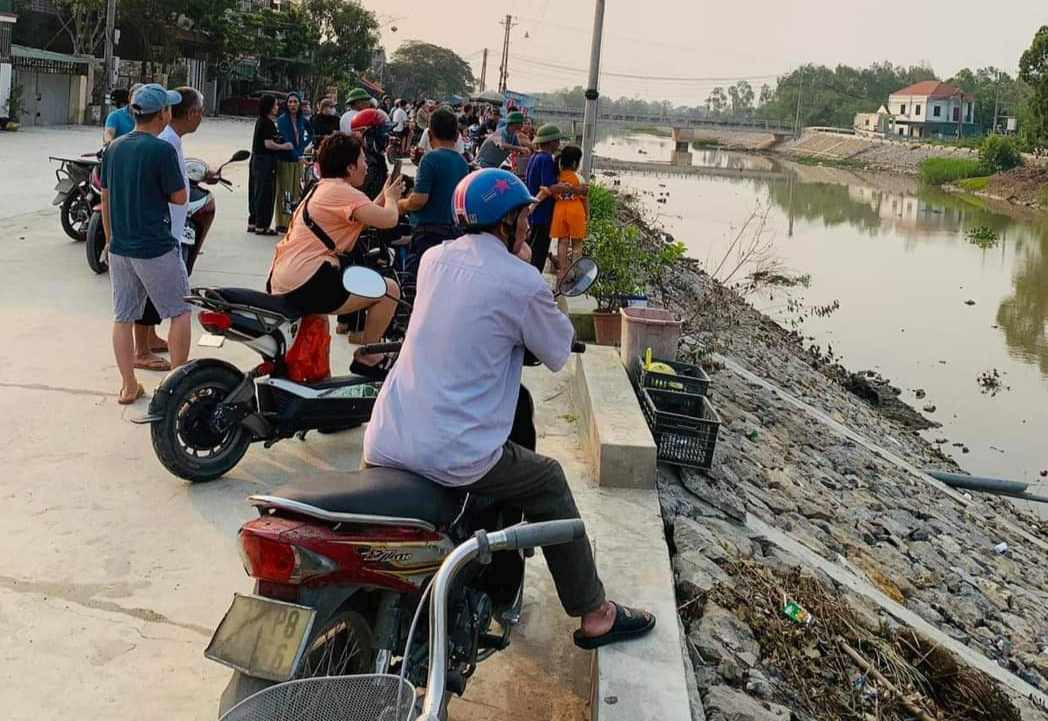 Rất đông người dân hiếu kỳ theo dõi sự việc.