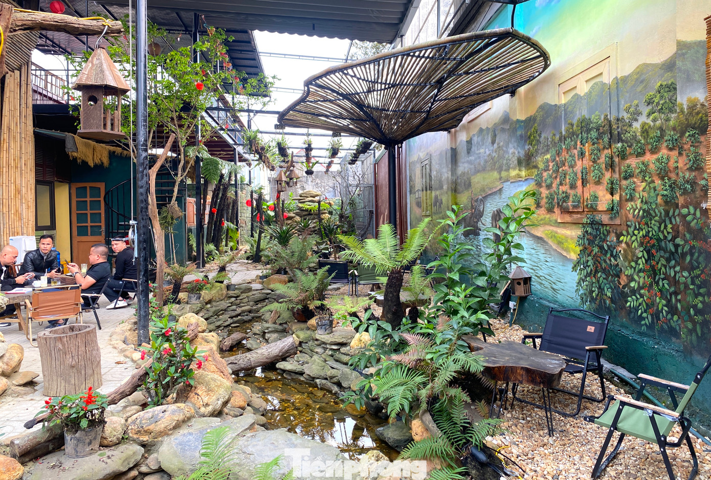 Bên trong khuôn viên, chủ quán thiết kế nhiều tiểu cảnh mang đến không gian gần gũi với thiên nhiên.