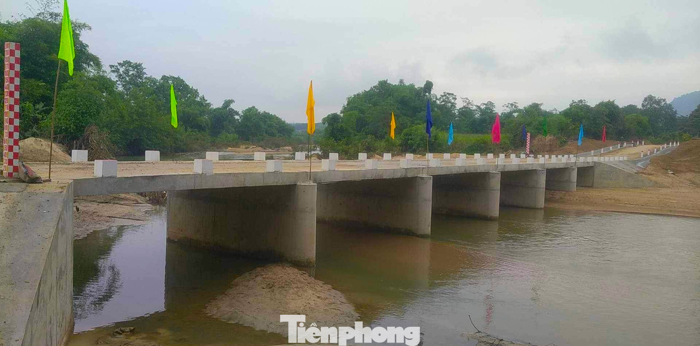 Cây cầu được thiết kế 6 nhịp, dài gần 40m. Cây cầu được thiết kế 6 nhịp, dài gần 40m.