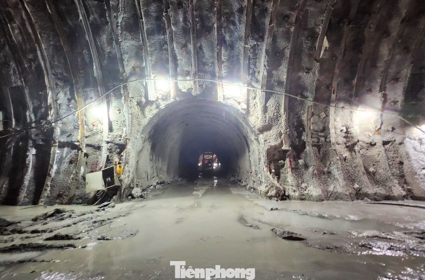 Do hầm Thần Vũ dài nên ở giữa hầm được thiết kế một lối thông giữa 2 ống hầm. Lối thông rộng đủ để xe ô tô có thể đi qua. Do hầm Thần Vũ dài nên ở giữa hầm được thiết kế một lối thông giữa 2 ống hầm. Lối thông rộng đủ để xe ô tô có thể đi qua.