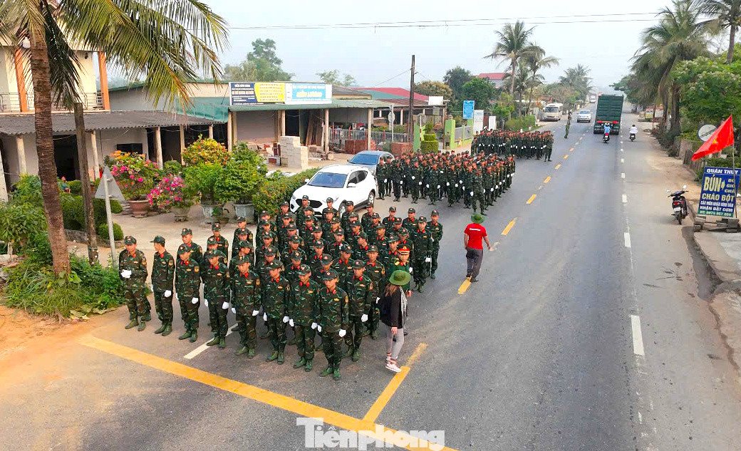 Cùng lúc đó, các cán bộ, chiến sĩ đại diện các lực lượng vũ trang sẽ di chuyển theo đội hình tiến về kỳ đài. Cùng lúc đó, các cán bộ, chiến sĩ đại diện các lực lượng vũ trang sẽ di chuyển theo đội hình tiến về kỳ đài.