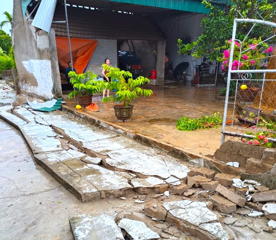 Trước đó sáng 16/7, cơn lốc xoáy quét qua địa bàn xóm 8, xã Nam Anh (huyện Nam Đàn, Nghệ An) gây thiệt hại nặng nề.