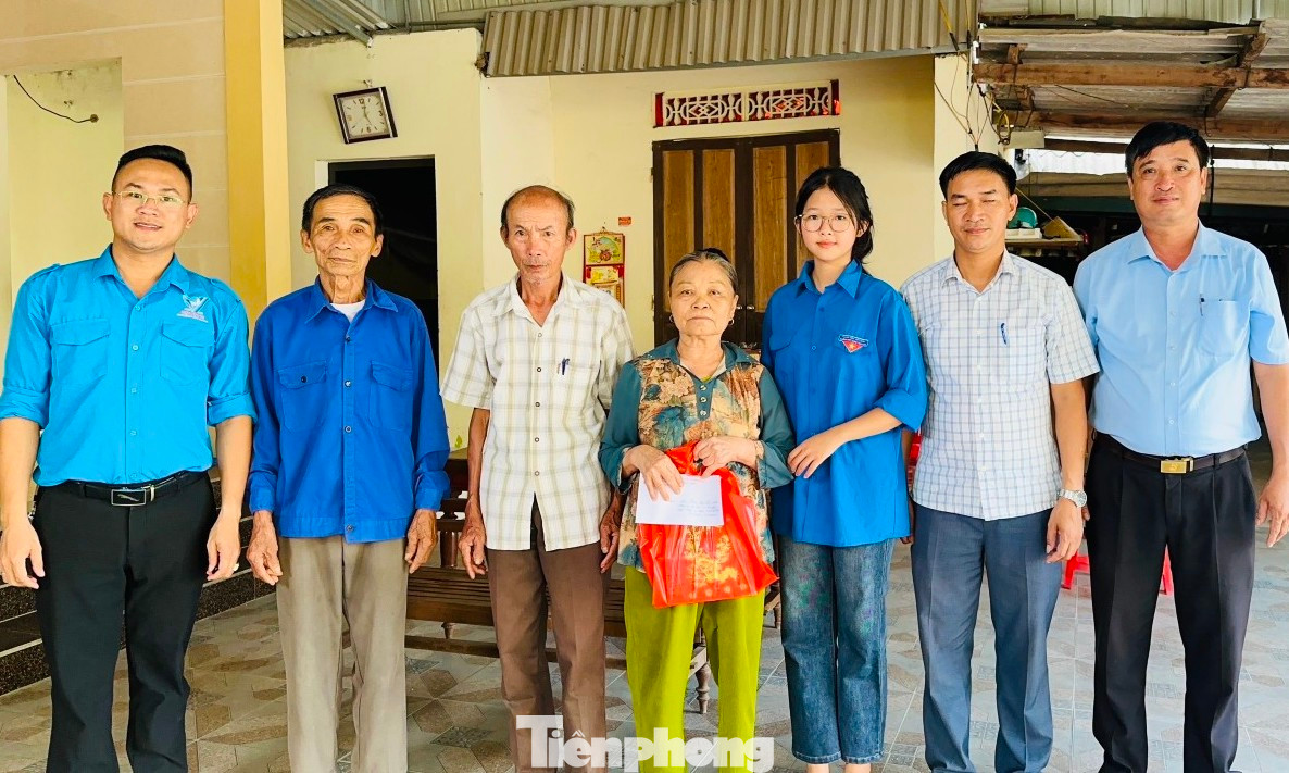 Các đoàn viên huyện Thanh Chương thăm, tặng quà gia đình cựu TNXP Dương Thị Lệ (trú xóm 5, xã Thanh Tùng) và Dương Thị Thanh (trú xóm 1, xã Thanh Tùng); gia đình cựu TNXP Nguyễn Thị Sự (vợ liệt sĩ; trú xã Thanh Giang) thường xuyên đau ốm; cựu TNXP Nguyễn Thị Lý (trú xóm Tiên Quánh, xã Đồng Văn).