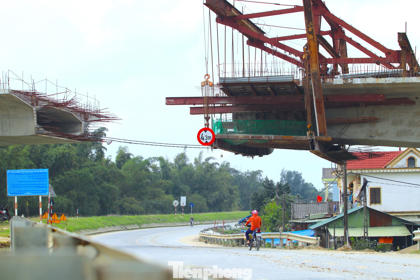 Được biết, dầm cầu thi công cầu Hưng Đức là dầm Super T (dầm bê tông dự ứng lực). Trong ảnh là đoạn cầu Hưng Đức bắc qua đường Đê Tả Lam. Hiện các công nhân đang triển khai thi công đúc dầm từ 2 phía nối vào nhau. Được biết, dầm cầu thi công cầu Hưng Đức là dầm Super T (dầm bê tông dự ứng lực). Trong ảnh là đoạn cầu Hưng Đức bắc qua đường Đê Tả Lam. Hiện các công nhân đang triển khai thi công đúc dầm từ 2 phía nối vào nhau.