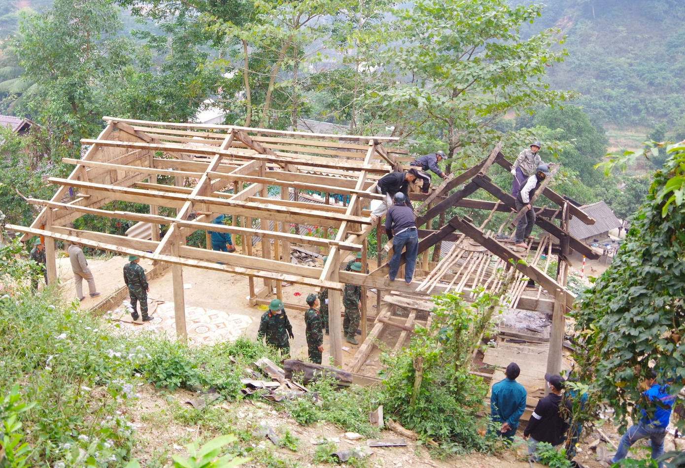 Vị trí nhà của các hộ dân chủ yếu nằm trên dốc cao nên việc tháo dỡ đều được làm bằng thủ công. (Ảnh: Trọng Kiên Châu Khang).