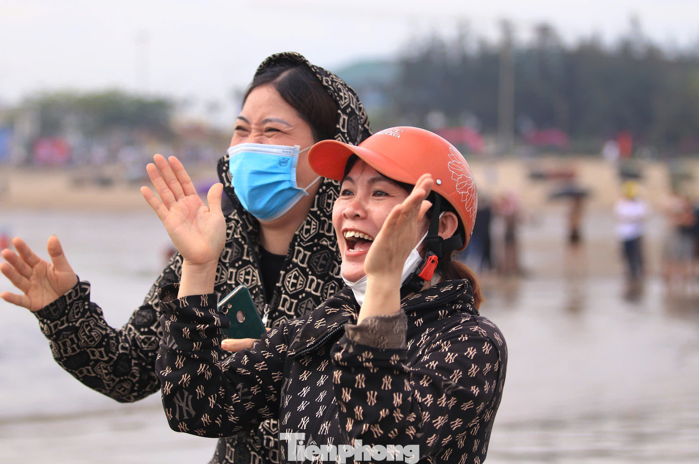 Reo hò cổ vũ cho đội đua của địa phương mình.