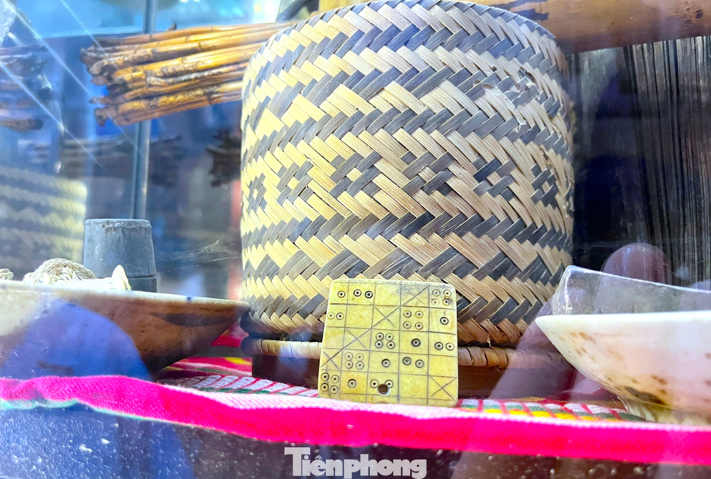 Một bản lịch cổ như ô bàn cờ nhỏ được ông Phúc sưu tầm về trưng bày trong tủ.