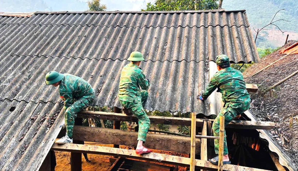 Tất cả đều cố gắng giúp người dân sớm có nhà ở mới khang trang, vững chắc, an cư lạc nghiệp. Tất cả đều cố gắng giúp người dân sớm có nhà ở mới khang trang, vững chắc, an cư lạc nghiệp.