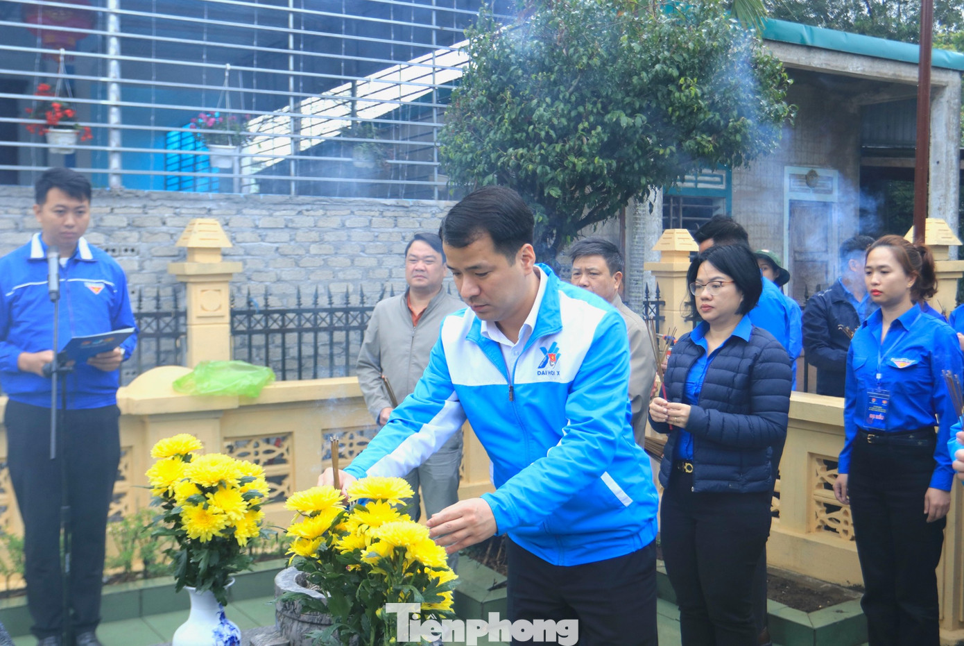 Anh Ngô Văn Cương dâng hương lên phần mộ, bày tỏ lòng thành kính, cảm phục và tri ân sâu sắc đối với liệt sỹ Nguyễn Phong Sắc. Anh Ngô Văn Cương dâng hương lên phần mộ, bày tỏ lòng thành kính, cảm phục và tri ân sâu sắc đối với liệt sỹ Nguyễn Phong Sắc.