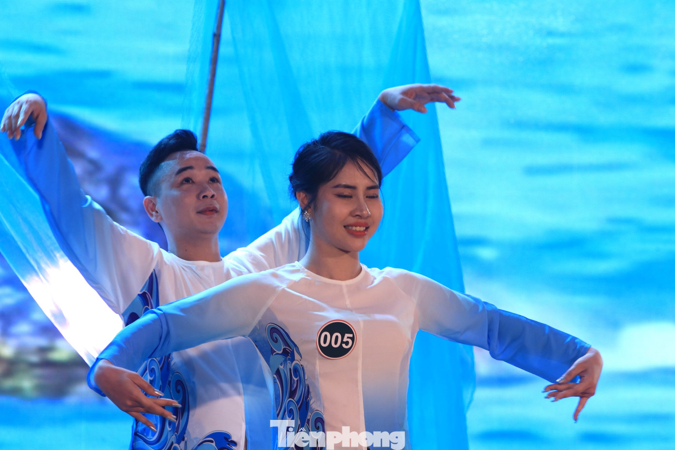 Thí sinh Nguyễn Thị Phương (SN 1999; Quê phường Nghi Thủy, thị xã Cửa Lò) thể hiện tài năng qua bài thi múa đặc sắc cùng bạn diễn.