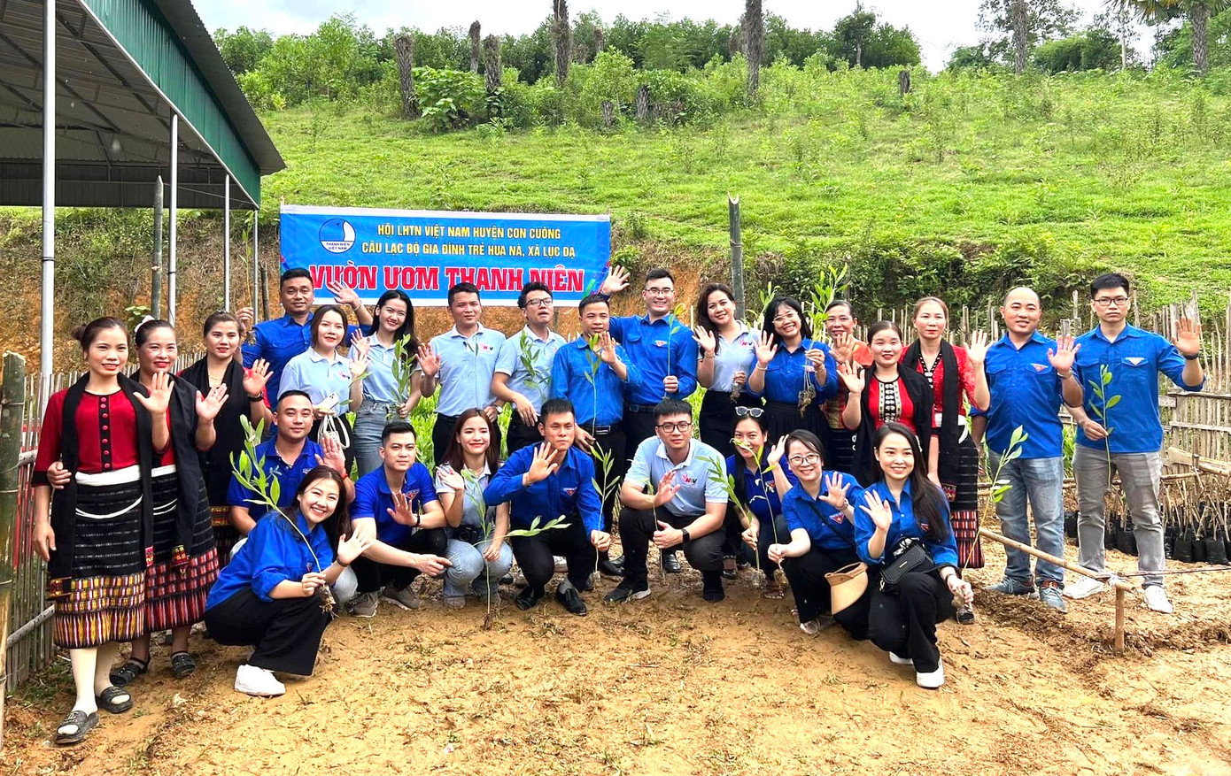 Huyện Đoàn Con Cuông (Nghệ An) vừa phối hợp với Chi đoàn Đài PTTH tỉnh Nghệ An, Chi đoàn Văn phòng Tỉnh ủy Nghệ An và một số đơn vị trao tặng “Vườn ươm thanh niên” cho Câu lạc bộ Gia đình trẻ Hua Nà tại xã Lục Dạ (huyện Con Cuông).