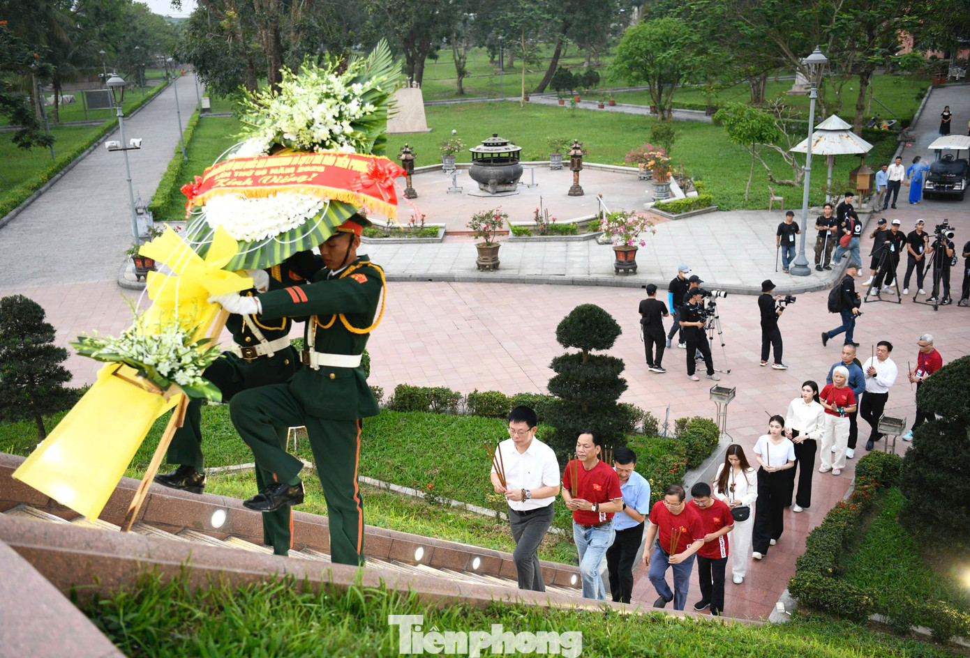 Ban tổ chức Tiền Phong Marathon, các vận động viên cùng thí sinh dự cuộc thi Hoa hậu Việt Nam năm 2024 dâng hương, dâng hoa tri ân các Anh hùng liệt sĩ đã hy sinh vì sự nghiệp giải phóng dân tộc, thống nhất đất nước.