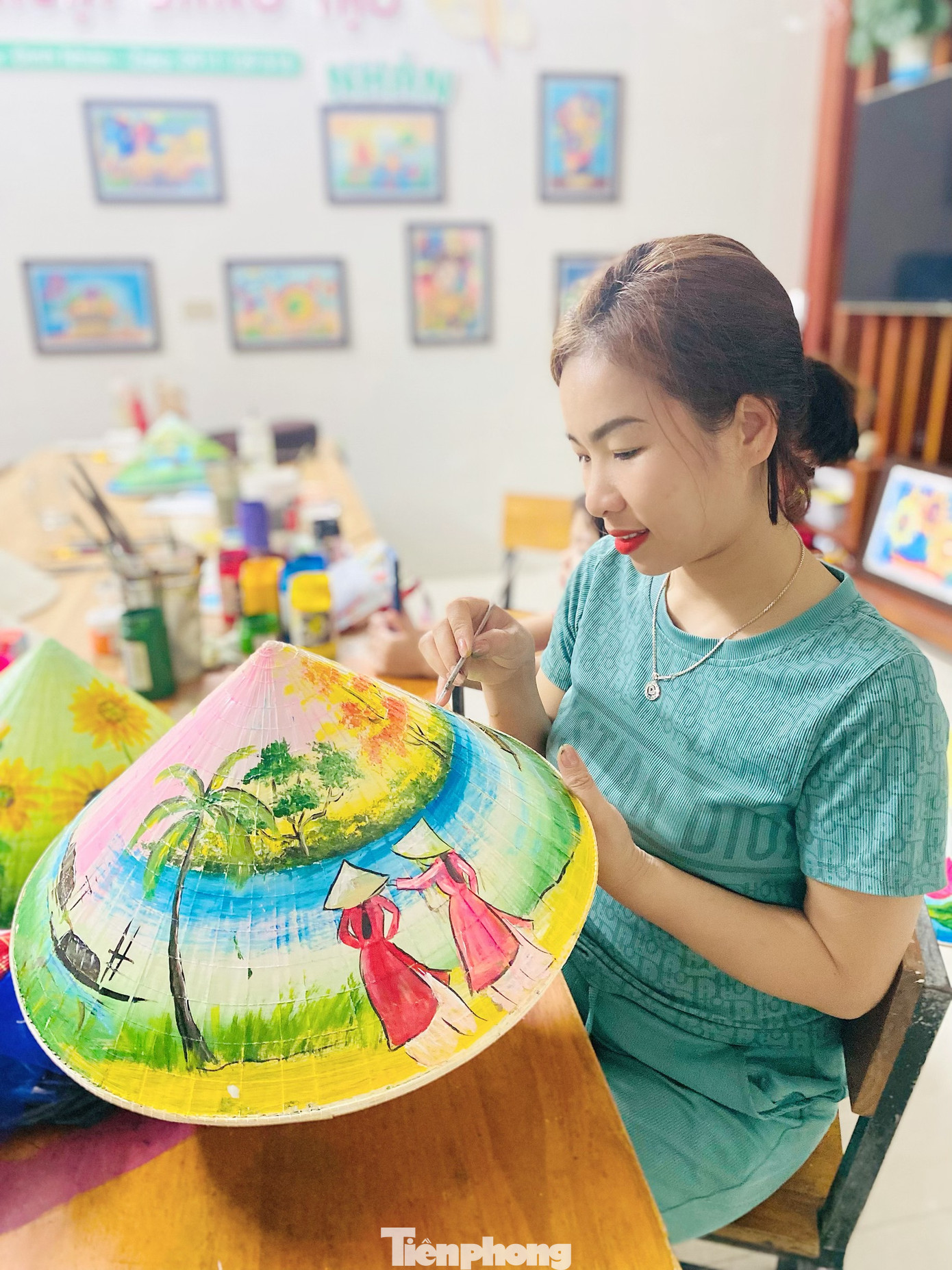 Cô Nguyễn Thị Vân - 1 trong 3 giáo viên mỹ thuật vẽ những chiếc nón lá độc đáo, cho hay, mất khoảng 1 tháng cả 3 cô mới vẽ xong 10 chiếc nón từ việc lên ý tưởng đến vẽ phác họa và cuối cùng là vẽ lên nón thành phẩm. "Khó nhất là vẽ địa danh vì còn phải tìm địa danh nào nổi bật rồi lồng ghép vào. Ngoài ra, việc vẽ lên nón khó hơn vẽ trên giấy. Vì nón là hình chóp, người vẽ phải hình dung được không gian 3D và cũng khó thể hiện. Khi vẽ phải bố trí làm sao cho bố cục hợp lý, để khi mọi người nhìn vào phải nhận ra đó là địa danh nào, ở đâu. Có hình vẽ các cô phải vẽ ngày này qua ngày khác mới xong", cô Vân chia sẻ.