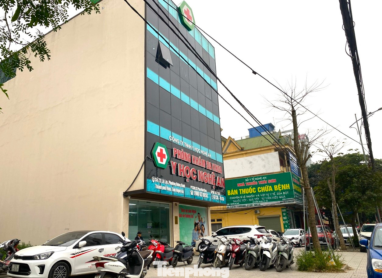 Vào cuộc kiểm tra, xác minh, Sở Y tế Nghệ An đã quyết định xử phạt hành chính, tước giấy phép hoạt động 2 tháng của Phòng khám đa khoa Y học Nghệ An.