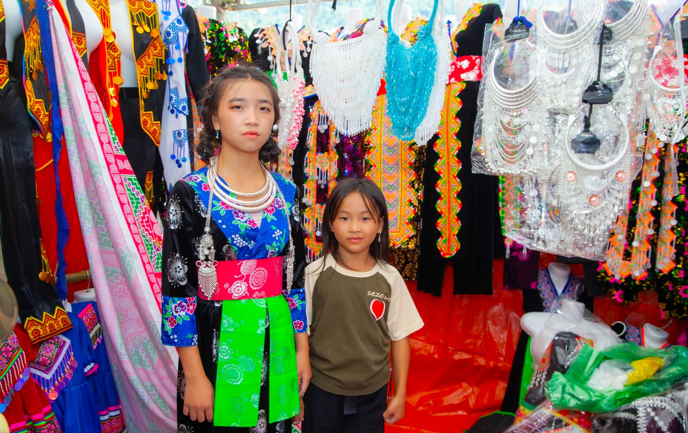 Những sản phẩm được bày bán ở chợ chủ yếu là sản phẩm thủ công do chính người dân tự làm mang ra bán. Những sản phẩm được bày bán ở chợ chủ yếu là sản phẩm thủ công do chính người dân tự làm mang ra bán.