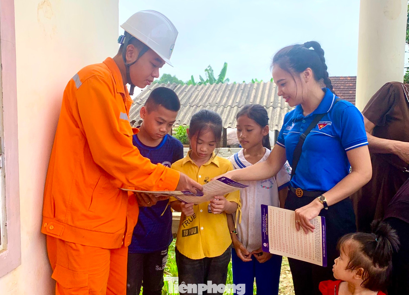 Nhiều em nhỏ cũng được các đoàn viên, cán bộ điện lực tuyên truyền, hướng dẫn để sử dụng điện an toàn, tránh xảy ra các tai nạn về điện.