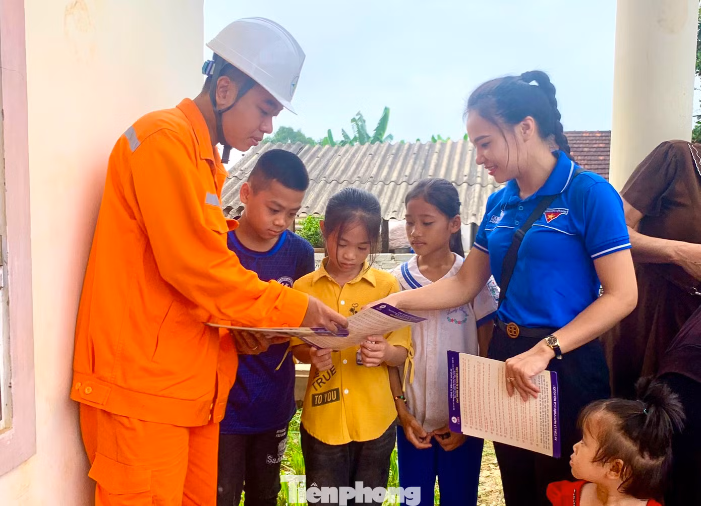 Nhiều em nhỏ cũng được các đoàn viên, cán bộ điện lực tuyên truyền, hướng dẫn để sử dụng điện an toàn, tránh xảy ra các tai nạn về điện.