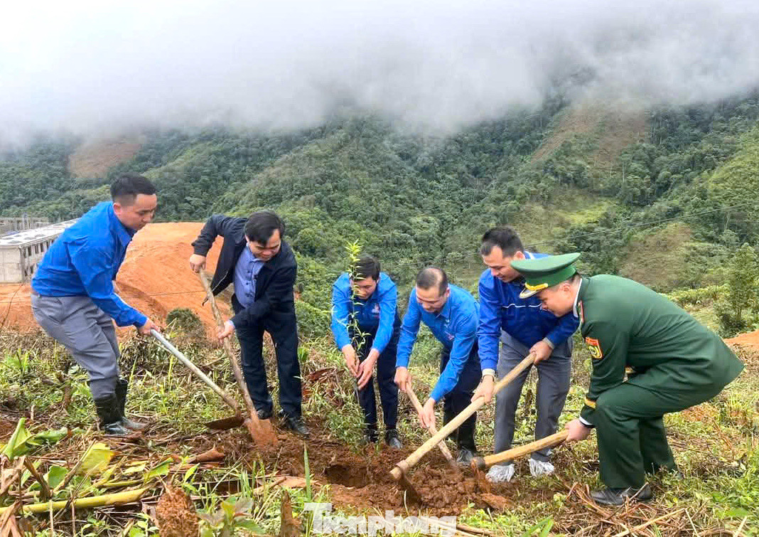 Tại huyện Kỳ Sơn, Ban Thường vụ Huyện Đoàn đã tổ chức Lễ ra quân Tháng Thanh niên năm 2025 với nhiều hoạt động ý nghĩa như: Trao tặng Đoàn xã Na Ngoi một bộ bóng lưới và 2 triệu đồng để hỗ trợ phong trào thể dục thể thao; Tặng 7 suất quà với tổng trị giá 4,2 triệu đồng cho thiếu nhi có hoàn cảnh khó khăn tại địa phương. Thực hiện công trình thanh niên cấp huyện: Trồng 125 cây hoa anh đào trong khuôn viên UBND xã Na Ngoi, góp phần tạo không gian xanh, nâng cao ý thức bảo vệ môi trường. Tại huyện Kỳ Sơn, Ban Thường vụ Huyện Đoàn đã tổ chức Lễ ra quân Tháng Thanh niên năm 2025 với nhiều hoạt động ý nghĩa như: Trao tặng Đoàn xã Na Ngoi một bộ bóng lưới và 2 triệu đồng để hỗ trợ phong trào thể dục thể thao; Tặng 7 suất quà với tổng trị giá 4,2 triệu đồng cho thiếu nhi có hoàn cảnh khó khăn tại địa phương. Thực hiện công trình thanh niên cấp huyện: Trồng 125 cây hoa anh đào trong khuôn viên UBND xã Na Ngoi, góp phần tạo không gian xanh, nâng cao ý thức bảo vệ môi trường.