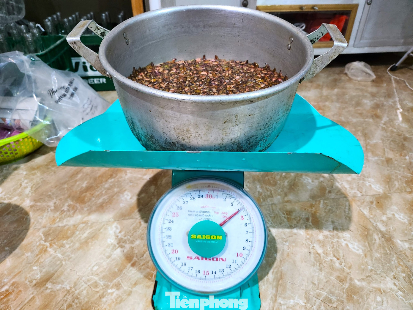 Chị Võ Thị Ngọc Lan (44 tuổi, con gái bà Thảo) cho biết chị đã có hơn 20 năm làm nghề muối ruốc rươi nên có kinh nghiệm nhiều. Trước đây, chị được mẹ bày dạy cách muối ruốc rươi phục vụ cho gia đình. Về sau khi có nhiều thì tặng cho người thân bạn bè. Thấy chị Lan muối ruốc rươi ngon, nhiều người đặt hàng nhờ chị Lan muối. Dần dần, thấy nhu cầu của khách nhiều, chị Lan cũng mua về muối để bán. Có lúc ruốc làm ra không kịp bán.