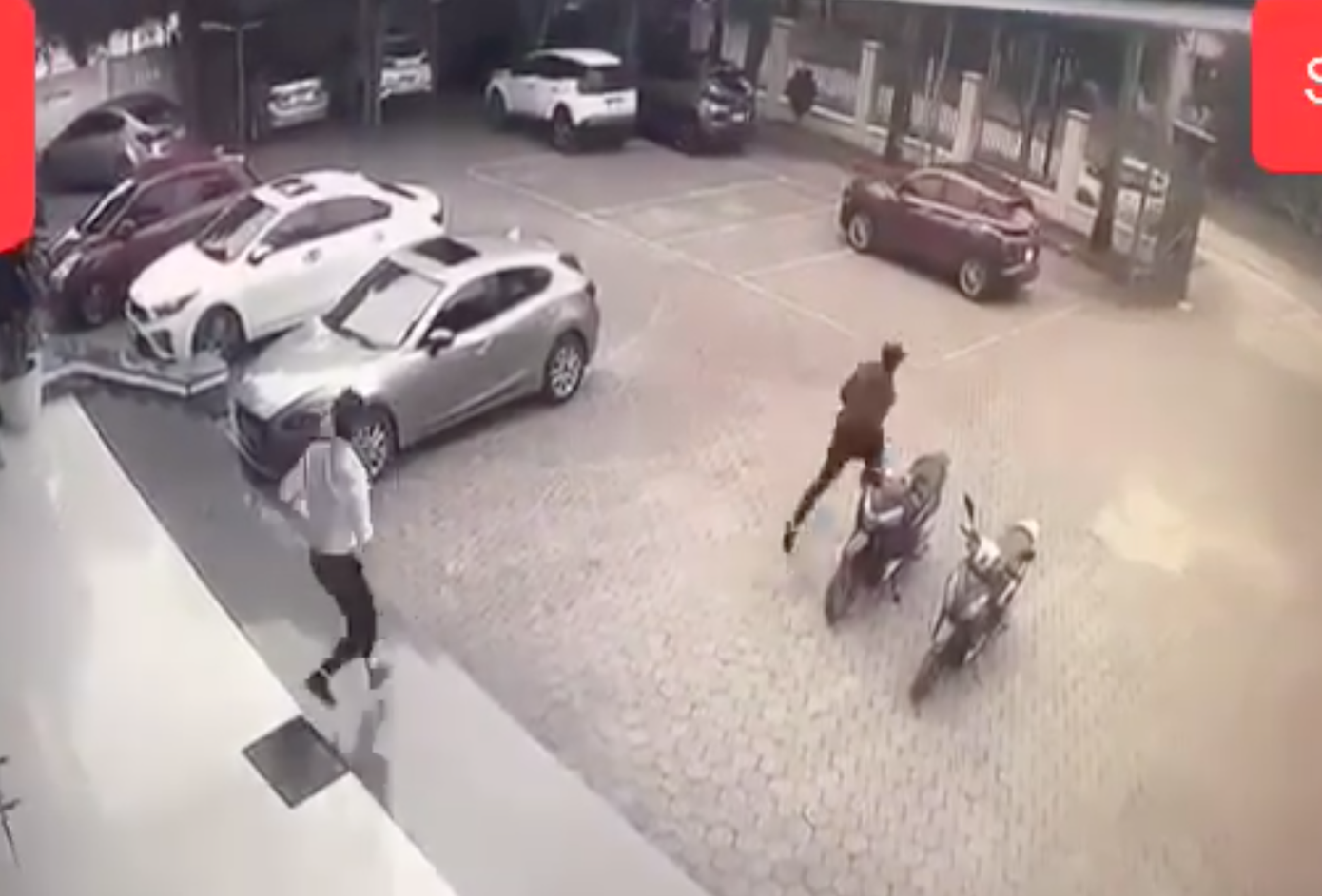 Đối tượng lạ mặt bỏ chạy ra ngoài, các nam nhân viên đuổi theo phía sau nhưng không kịp. (Ảnh: cắt từ video). Đối tượng lạ mặt bỏ chạy ra ngoài, các nam nhân viên đuổi theo phía sau nhưng không kịp. (Ảnh: cắt từ video).