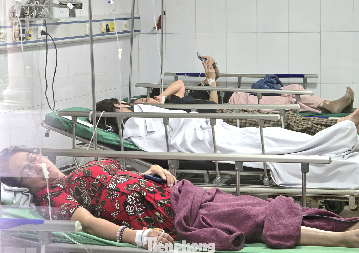 Bước đầu đã ghi nhận hơn 60 công nhân xuất hiện các triệu chứng ngộ độc sau bữa cơm trưa. Bước đầu đã ghi nhận hơn 60 công nhân xuất hiện các triệu chứng ngộ độc sau bữa cơm trưa.