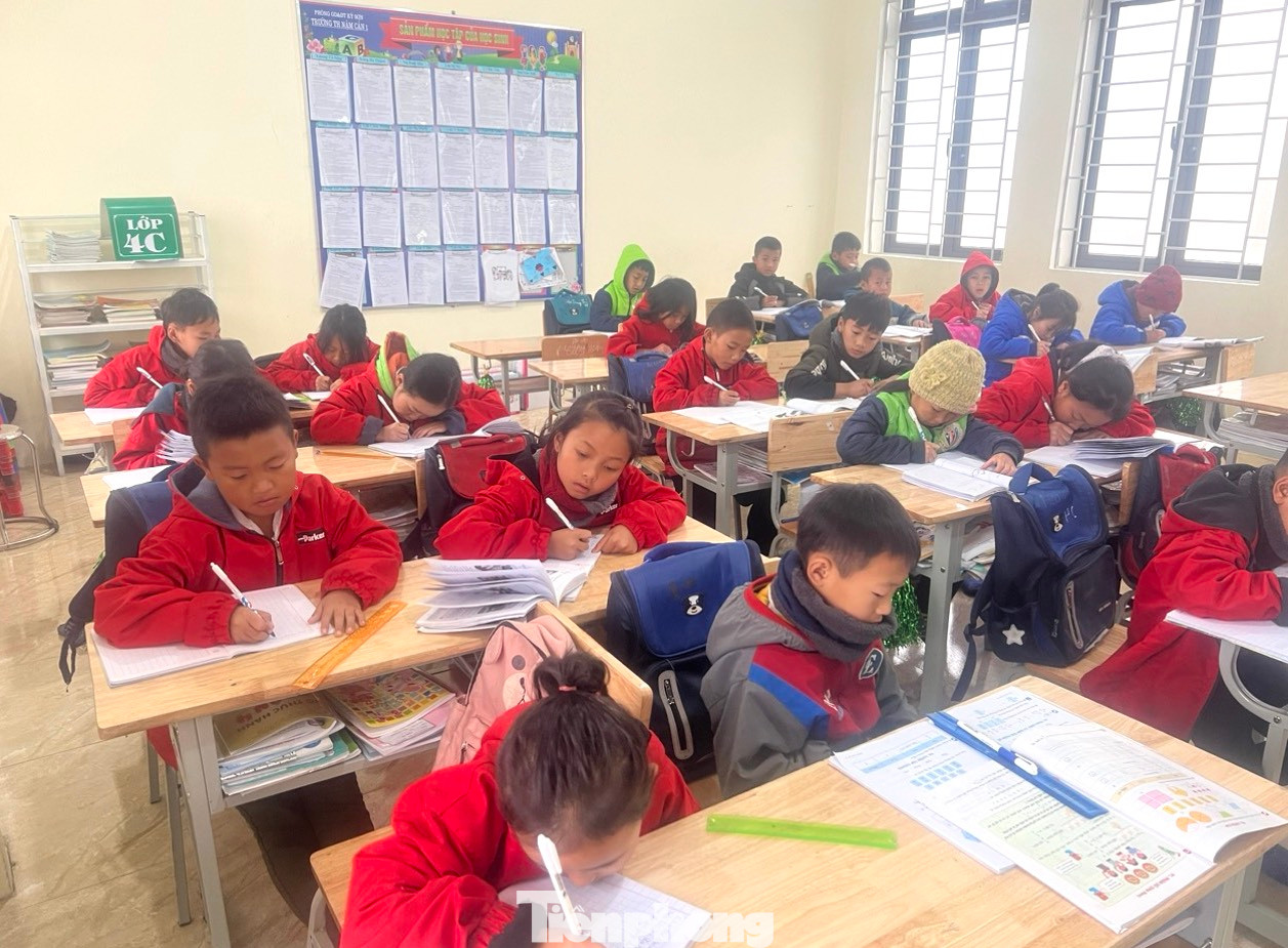 Từ ngày mai (24/1), Trường Phổ thông Dân tộc bán trú Tiểu học Nậm Cắn 1 sẽ lùi giờ học lên 8h. Các trường học khác ở huyện Kỳ Sơn cũng sẽ chủ động bố trí lùi thời gian vào học từ 30 phút trở lên. Từ ngày mai (24/1), Trường Phổ thông Dân tộc bán trú Tiểu học Nậm Cắn 1 sẽ lùi giờ học lên 8h. Các trường học khác ở huyện Kỳ Sơn cũng sẽ chủ động bố trí lùi thời gian vào học từ 30 phút trở lên.