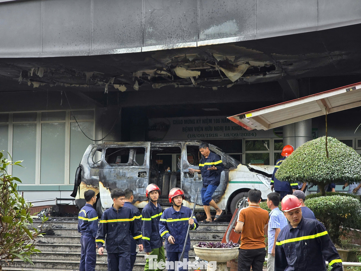 Xe bị cháy chỉ còn lại khung sắt.